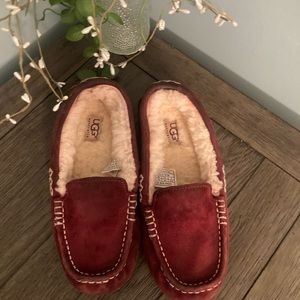 Ashley burgundy slip on UGGS size 5 youth